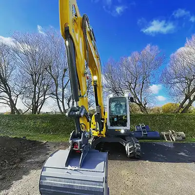 large digging device on the arm of a digger
